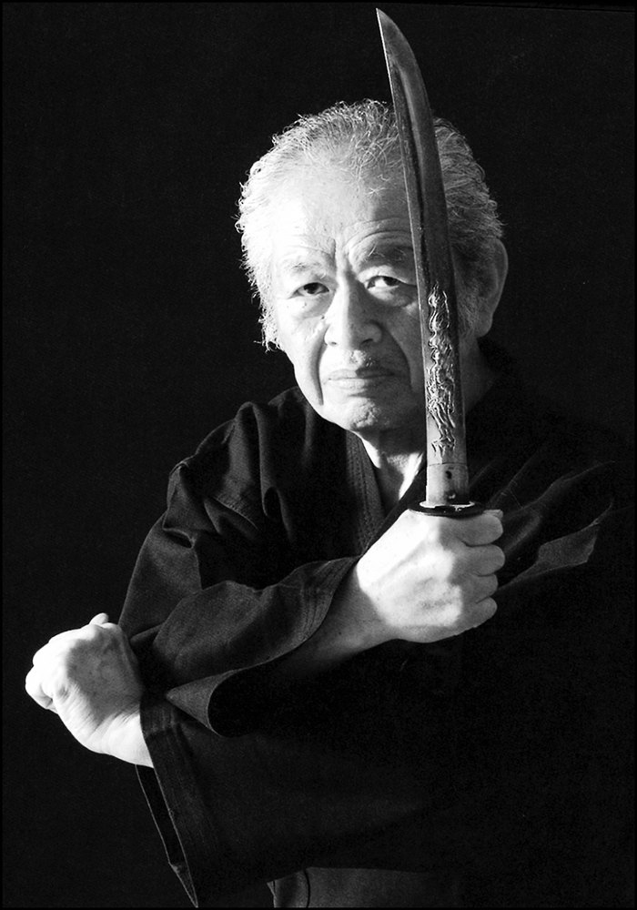 Ο Masaaki Hatsumi με σπαθί